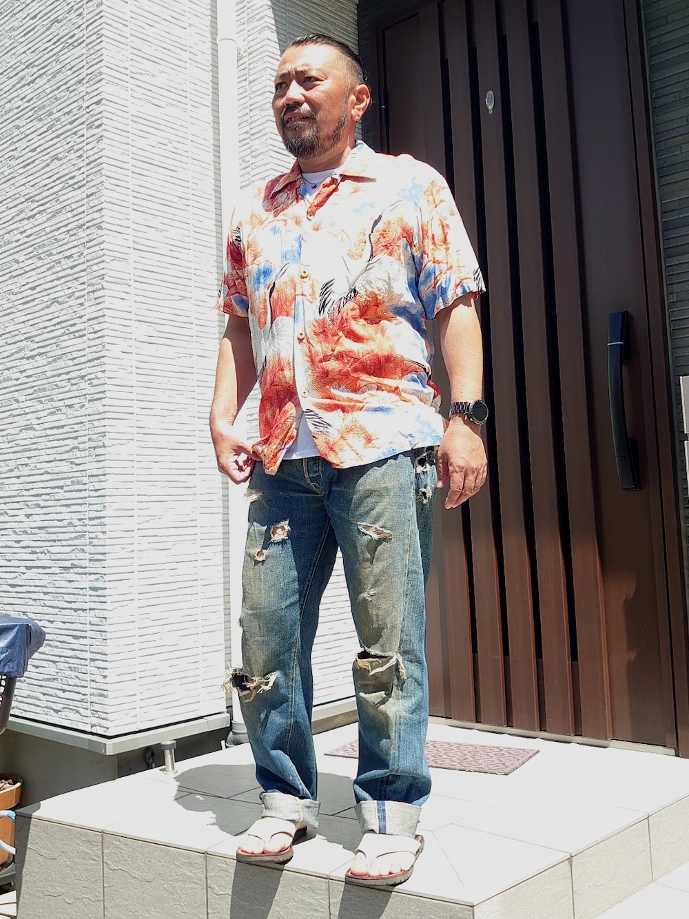 「夏、ラフ、大人コーデ、アロハシャツ、ジーンズ、リーバイス、サンダル、40代ファッション、デブでもオシャレ、Mr.Babe、おじさんだって服が好き、半袖シャツ、いいね、save、フォローお願いします🤑」｜「no brandのアイテム（サンダル、ホワイト系）」を使った、神田誠二さん（メンズ・168cm）の夏コーディネートの1枚目の写真