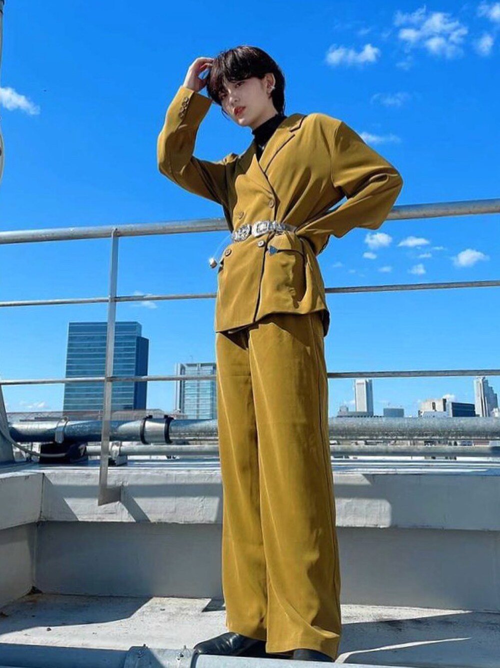 「だから秋服が好き、オトナ女子、キレイめ、カーキ、テーラードジャケット、セットアップ、モード、ショートヘア、高身長女子、ウエストマーク」｜「VACANCYのSET UP double jacket（テーラードジャケット、グリーン系）」を使った、tajiさん（レディース・167cm）の秋コーディネートの1枚目の写真