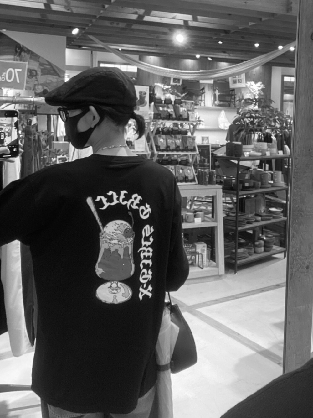 「x-girl、ロンT、バックプリント、ハンチング、メンズライク、ストリート、ゆるコーデ、ootd、ラフ、秋のコーデ」｜「X-girlのSODA FLOAT L/S TEE（Tシャツ/カットソー、ブラック系）」を使った、tajiさん（レディース・168cm）の夏コーディネートの1枚目の写真