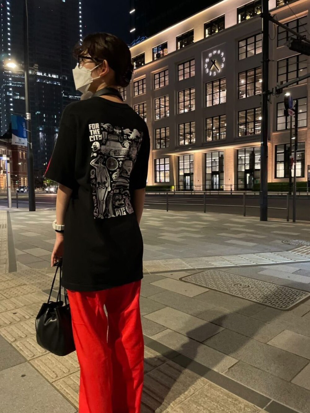 「ゆるコーデ、ootd、ラフ、赤パンツ、赤、バックプリント、メガネ女子、オーバーサイズ、メンズライク、ショートヘア、ストリート」｜「GTCのアイテム（Tシャツ/カットソー、ブラック系）」を使った、tajiさん（レディース・168cm）の夏コーディネートの1枚目の写真