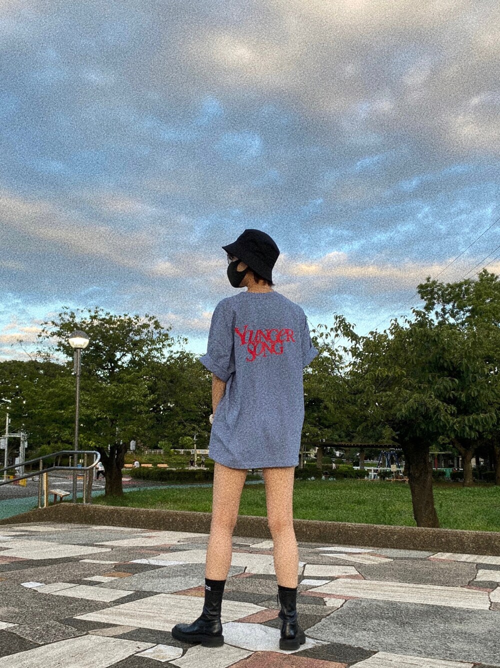 「ストリート、メンズライク、バケットハット、ブーツ、ショートパンツ、サングラス」｜「younger songのアイテム（Tシャツ/カットソー、ブルー系）」を使った、tajiさん（レディース・168cm）の夏コーディネートの1枚目の写真