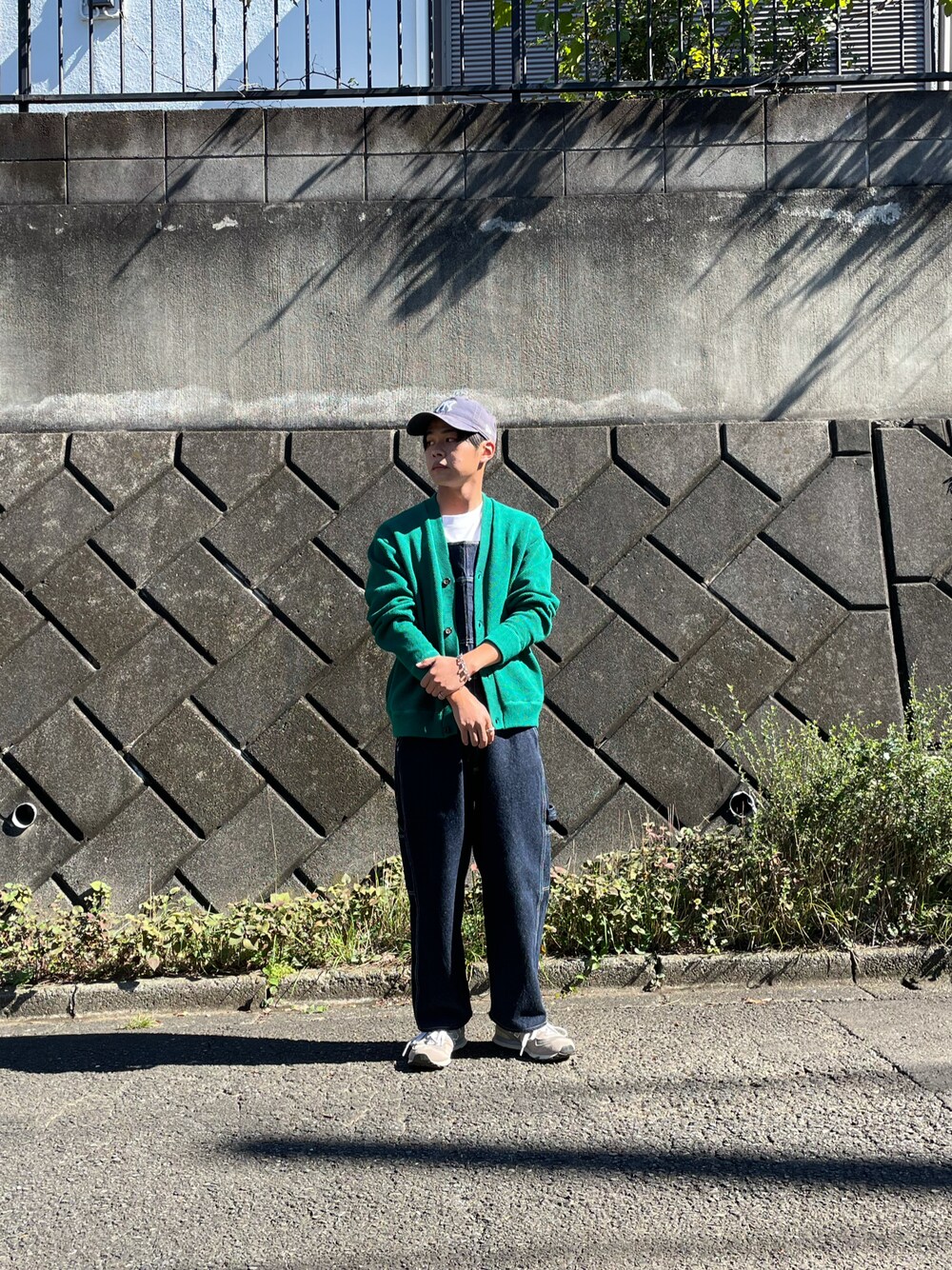 「今日のコーデ、秋、カジュアルコーデ、大人カジュアル、トレンドカラー、グリーン、ciaopanic、LEVI'S RED、NEWERA、New Balance」｜「Levi's REDのLevi's/リーバイス RED OVERALL/オーバーオール（サロペット/オーバーオール、ブルー系）」を使った、yukito saitoさん（メンズ・165cm）の秋コーディネートの1枚目の写真