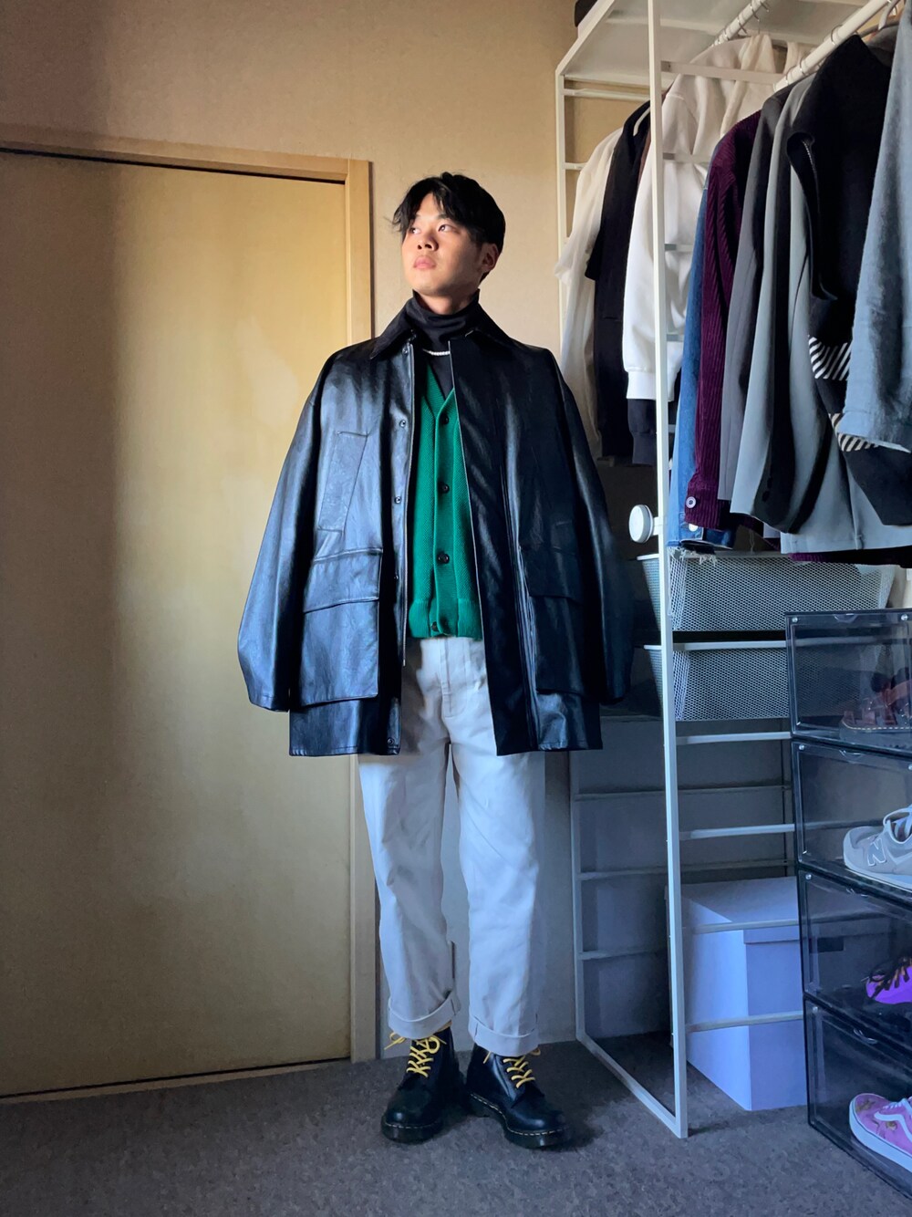 「休日スタイル、アウター、ootd、ユニクロ、SENSEOFPLACE、ciaopanic、カーディガン、グリーン、Steven Alan、Dr.Martens、UNIQLO、WEGO、レザージャケット」｜「Steven Alanの＜Steven Alan＞ STRC/DRILL SP/BGY TPD/パンツ ◆（その他パンツ、ベージュ系）」を使った、yukito saitoさん（メンズ・165cm）の冬コーディネートの1枚目の写真