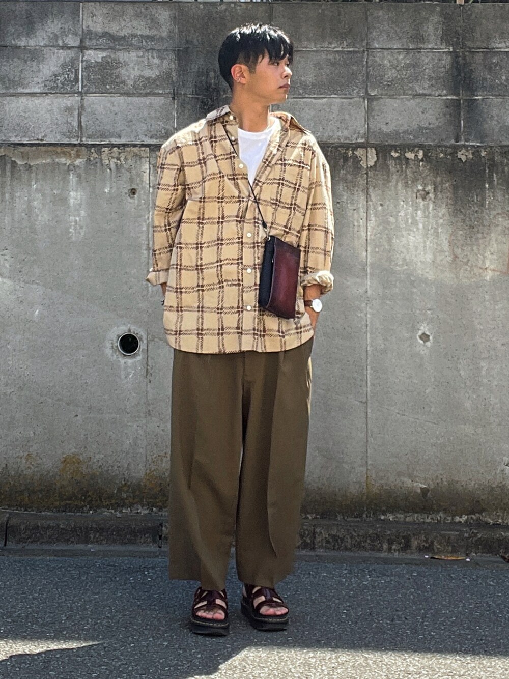 ベージュ系のシャツ/ブラウス、ホワイト系のTシャツ/カットソー、グリーン系のスラックスを着用したメンズの夏コーディネートの1枚目の写真