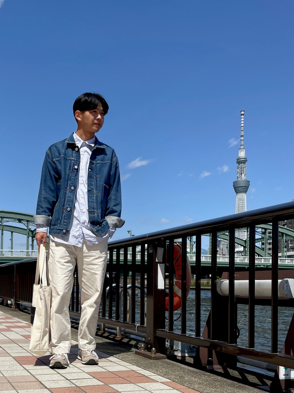 「おしゃれさんと繋がりたい、休日コーデ、今日のコーデ、カジュアルコーデ、デニムジャケット、シャツスタイル、ホワイトパンツ、春コーデ」｜「Steven Alanの＜Steven Alan＞ STRC/DRILL SP/BGY TPD/パンツ ◆（その他パンツ、ベージュ系）」を使った、yukito saitoさん（メンズ・165cm）の春コーディネートの1枚目の写真