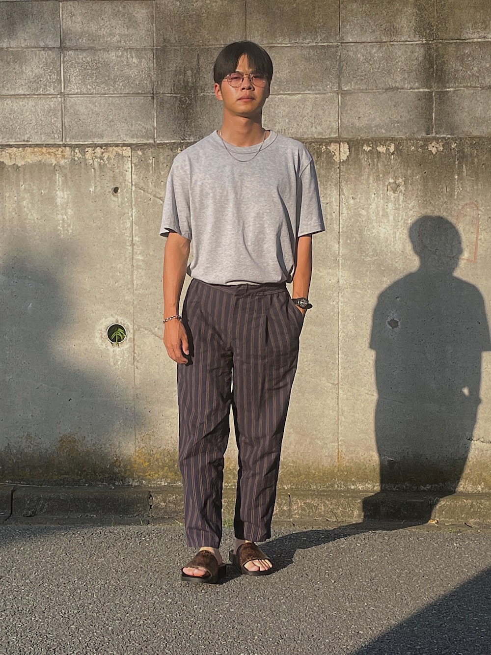 「おしゃれさんと繋がりたい、カジュアルコーデ、シンプルコーデ、タックイン、ストライプパンツ、サンダル、シャワーサンダル、夏だ！Tシャツ着よう！、グレー」｜「PUBLIC TOKYOの【2020年新作】どこでもイージーパンツ(Ken Kagamiさんコラボアイテム)（その他パンツ、ブルー系）」を使った、yukito saitoさん（メンズ・165cm）の夏コーディネートの1枚目の写真