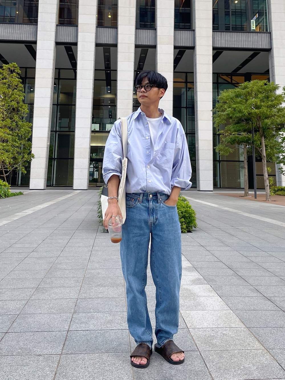 「大人カジュアル、シンプルコーデ、低身長コーデ、シャワーサンダル、シャツスタイル、デニム、タックイン、春夏コーデ、お洒落さんとつながりたい」｜「Levi'sの562(TM) ルーズテーパー  SHORTY LIGHT（デニムパンツ、ブルー系）」を使った、yukito saitoさん（メンズ・165cm）の春コーディネートの1枚目の写真