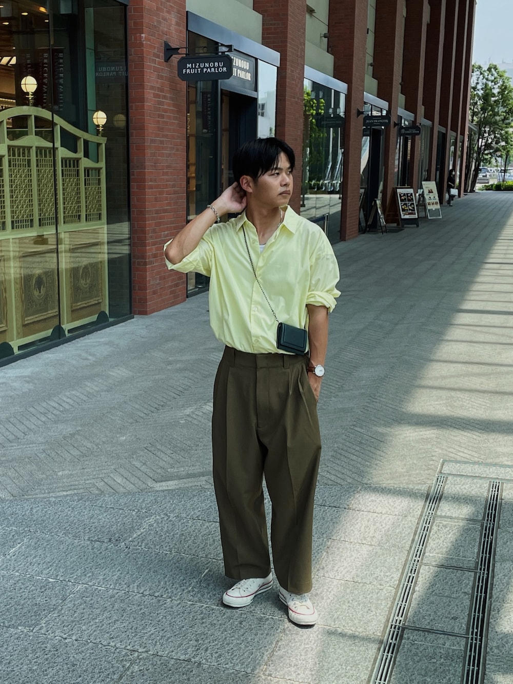 「おしゃれさんと繋がりたい、シャツスタイル、きれいめカジュアル、カラーシャツ、タックイン、ユニクロコーデ、ユニクロマルニ、コンバース、カラー×カラー、横浜」｜「UNIQLOのアイテム（スラックス、グリーン系）」を使った、yukito saitoさん（メンズ・165cm）の夏コーディネートの1枚目の写真