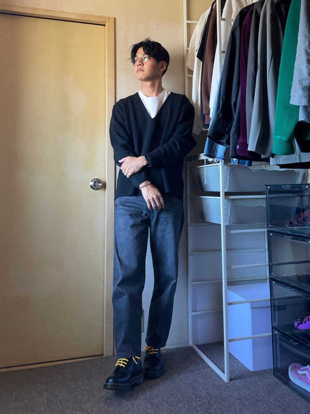 「お洒落さんとつながりたい、黒コーデ、秋冬コーデ、低身長、デニムパンツ、シンプル、PUBLIC TOKYO、Vネックセーター、UNIQLO U」｜「UNIQLOのストレートジーンズ（デニムパンツ、グレー系）」を使った、yukito saitoさん（メンズ・165cm）の冬コーディネートの1枚目の写真