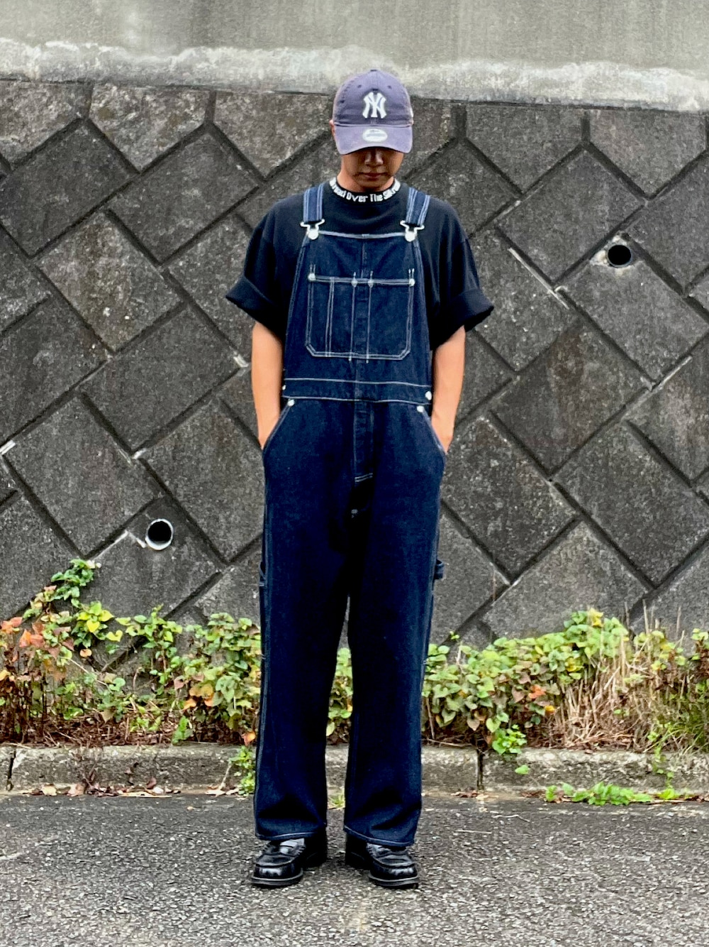 「オーバーオール、革靴、LEVI'S RED、ciaopanic、NEW ERA、ラフスタイル、ブラック×ブルー」｜「HARUTAのHARUTA　ハルタ　本革ローファー3E　906（ローファー、ブラック系）」を使った、yukito saitoさん（メンズ・165cm）の秋コーディネートの1枚目の写真