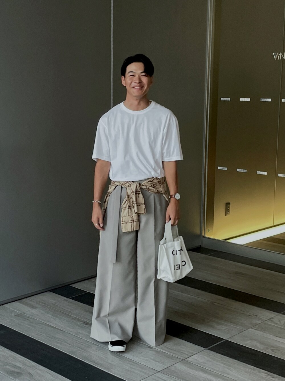 「お洒落さんとつながりたい、秋のコーデ、シンプルスタイル、いいね、save、フォローお願いします🤑、UNIQLO、低身長男子、白Tシャツ、腰巻きスタイル、ミニバッグ、CITEN、ワイドパンツ」｜「UNIQLOのアイテム（Tシャツ/カットソー、ホワイト系）」を使った、yukito saitoさん（メンズ・165cm）の秋コーディネートの1枚目の写真