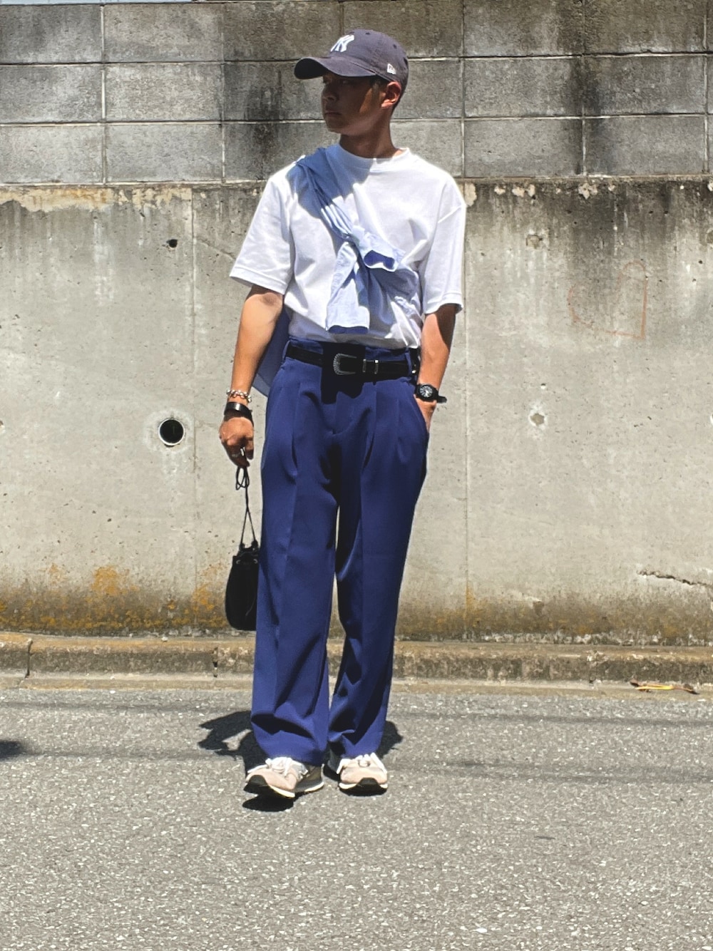 「休日スタイル、夏コーデ、大人カジュアル、ゆるコーデ、Tシャツ、おしゃれさんと繋がりたい、白Tシャツ、タックイン、カラーパンツ、ブルー x ホワイト、たすき掛け」｜「PUBLIC TOKYOのカラーイージースラックス（スラックス、ブルー系）」を使った、yukito saitoさん（メンズ・165cm）の春コーディネートの1枚目の写真