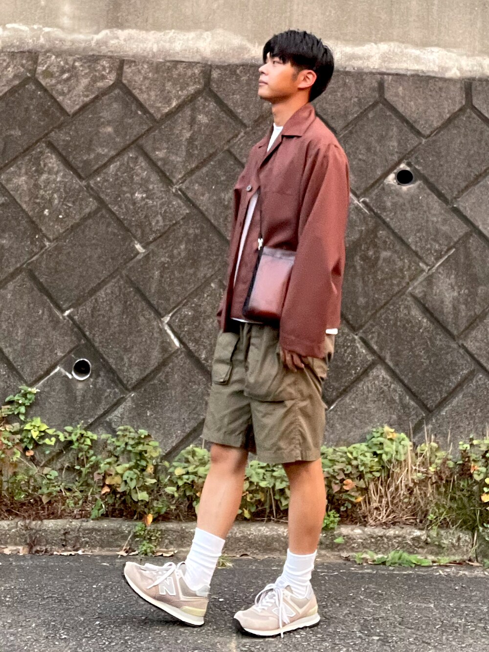 「秋のコーデ、シャツスタイル、ハーフパンツ、アースカラー、MARKAWARE、TOMORROWLAND、New Balance」｜「markawareの【MARKAWARE】ユーティリティ-CPOシャツ （セットアップ対応）/ A20A-04SH01C（シャツ/ブラウス、ブラウン系）」を使った、yukito saitoさん（メンズ・165cm）の秋コーディネートの1枚目の写真