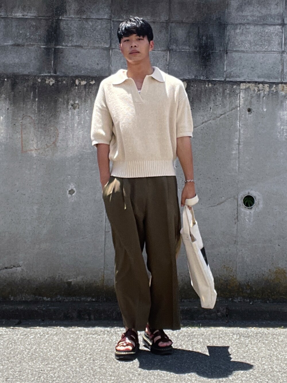 「おしゃれさんと繋がりたい、夏、シンプル、サンダル、ユニクロ、ニットポロ、ユニクロマルニ、スラックス、アースカラー、休日スタイル」｜「Dr. MartensのDr.Martens ドクターマーチン  テリー チャーロ ブランド / Terry Charro Brando 23521211（サンダル、ブラウン系）」を使った、yukito saitoさん（メンズ・165cm）の夏コーディネートの1枚目の写真