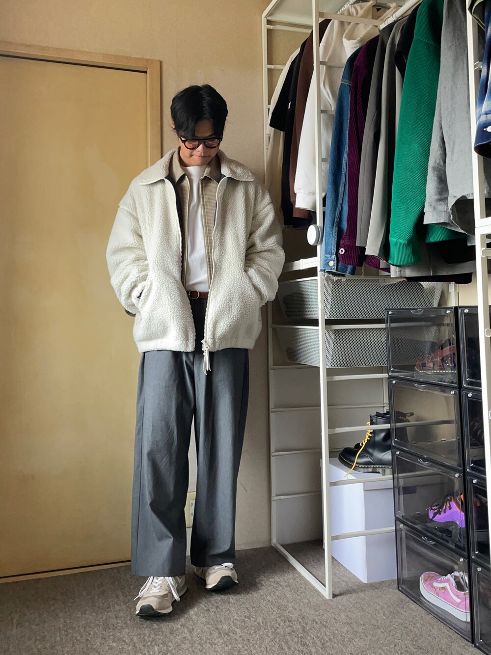 「おしゃれさんと繋がりたい、休日スタイル、ワイドパンツ、PUBLIC TOKYO、order、ボアブルゾン、スラックス、New Balance、KANEKOOPTICAL、Hanes」｜「SENSE OF PLACE by URBAN RESEARCHのCARREMAN ワイドスラックス（スラックス、グレー系）」を使った、yukito saitoさん（メンズ・165cm）の冬コーディネートの1枚目の写真