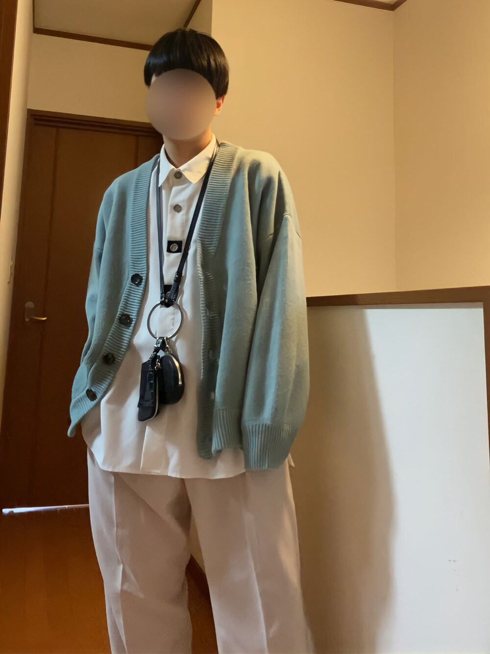 「冬のコーデ、シンプルスタイル、ゆるコーデ、ワイドパンツ、低身長コーデ、メンズファッション、ガーディガン、おしゃれさんと繋がりたい、いいね、save、フォローお願いします🤑、クリスマスに着たい服、マイベストコーデ2022」｜「MAISON SPECIALのヴィーガンレザーリングマルチケース【MAISON SPECIAL/メゾンスペシャル】（ショルダーバッグ、ブラック系）」を使った、ムッシさん（メンズ・163cm）の冬コーディネートの1枚目の写真