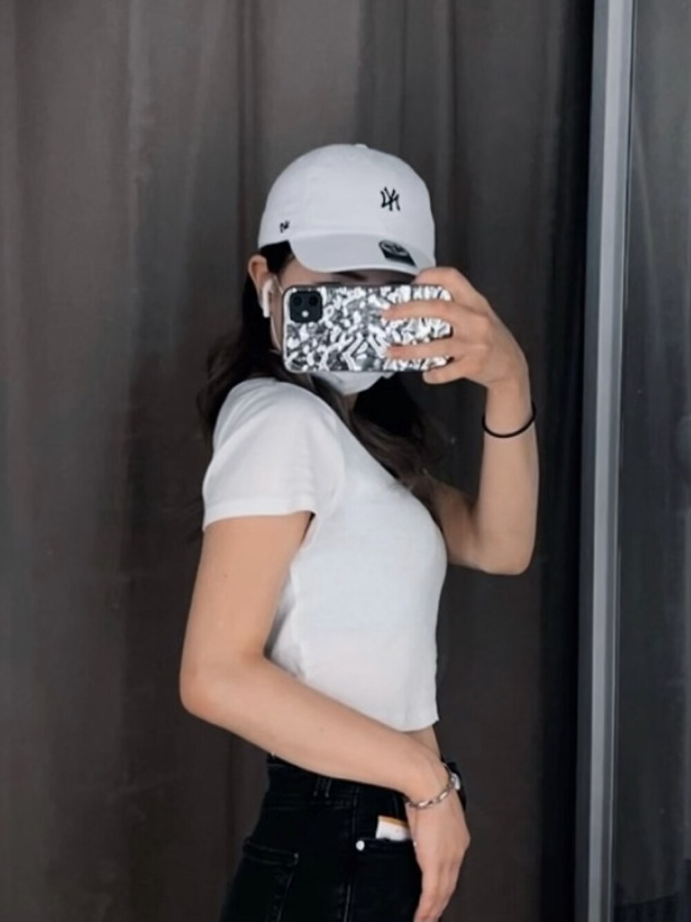 「キャップ、夏コーデ、ootd、シンプル、H&M、ショートパンツ、デニムパンツ」｜「BershkaのBershka high neck tshirt in white（Tシャツ/カットソー、ホワイト系）」を使った、akariさん（レディース・158cm）の夏コーディネートの1枚目の写真