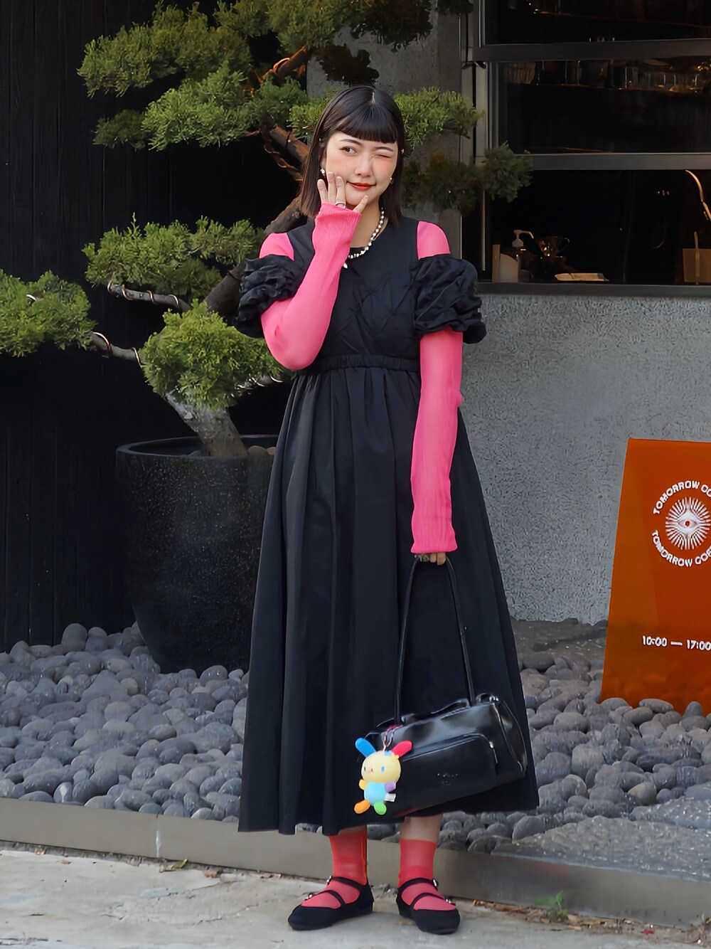 Ray Beams黒ワンピースとSHIPSのふわふわポンチョのコーディネート Ray Beams黒ワンピースとSHIPSのふわふわポンチョのコーディネート