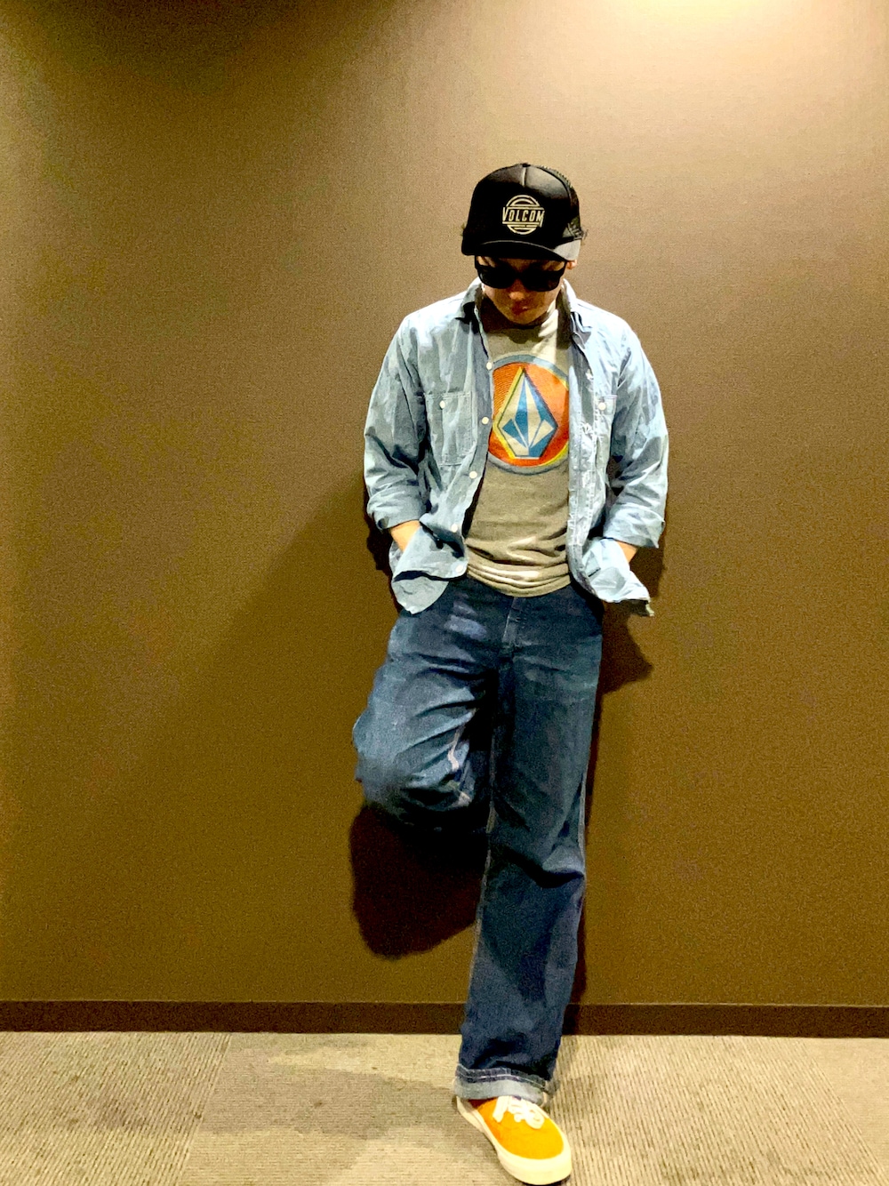 「VOLCOM、アメカジ、アメカジコーデ、シンプルコーデ、シンプルスタイル、メンズファッション、お洒落さんとつながりたい、古着MIX、古着、古着コーデ」｜「VOLCOMのアイテム（Tシャツ/カットソー、グレー系）」を使った、たつやさん（メンズ・155cm）の春コーディネートの1枚目の写真
