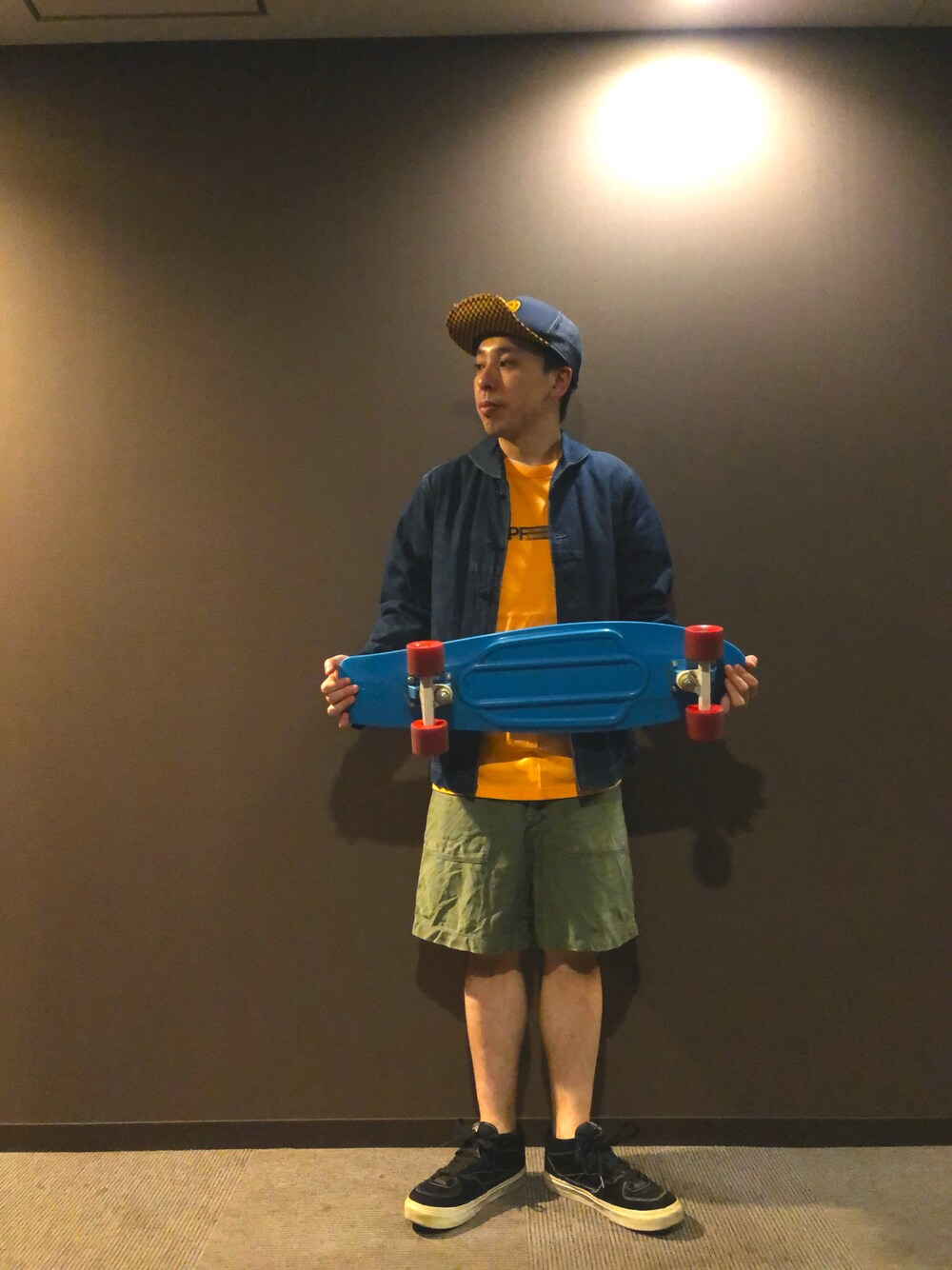 「アメカジ、アメカジコーデ、supreme、スケートスタイル、古着MIX、古着、古着コーデ、古着好きな人と繋がりたい、古着男子、シンプルコーデ、シンプル、シンプルスタイル」｜「Supreme のアイテム（Tシャツ/カットソー、オレンジ系）」を使った、たつやさん（メンズ・155cm）の秋コーディネートの1枚目の写真