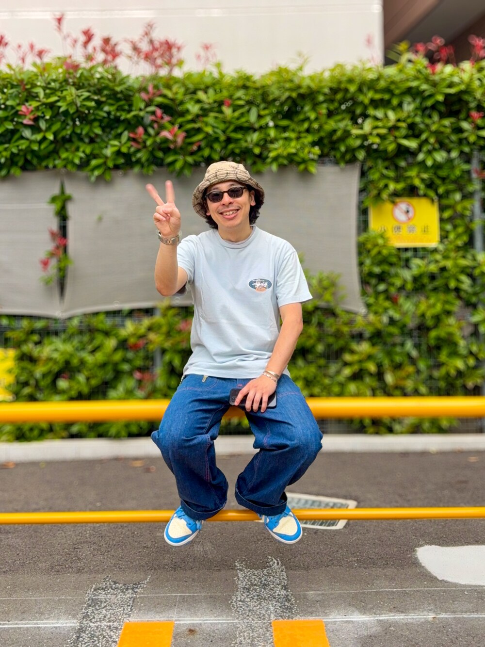 「ストリート、古着MIX、古着、古着コーデ、古着好きな人と繋がりたい、アメカジ」｜「STUSSYのアイテム（Tシャツ/カットソー、ブルー系）」を使った、たつやさん（メンズ・155cm）の春コーディネートの1枚目の写真