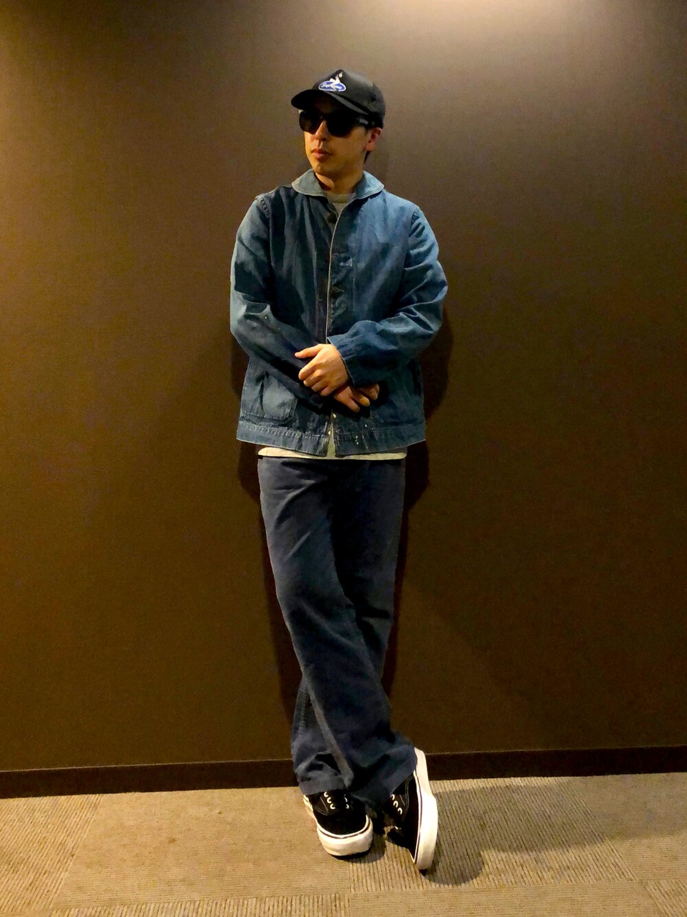 「古着MIX、古着、古着コーデ、古着好きな人と繋がりたい、supreme、シンプルコーデ、シンプル、シンプルスタイル」｜「VINTAGEのアイテム（デニムジャケット、ブルー系）」を使った、たつやさん（メンズ・155cm）の秋コーディネートの1枚目の写真