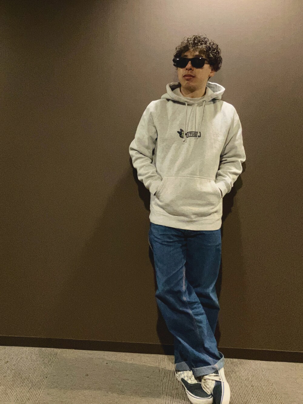 「アメカジ、stussy、シンプルコーデ、春服、メンズファッション、古着MIX、古着、古着コーデ」｜「STUSSYのアイテム（スウェット、グレー系）」を使った、たつやさん（メンズ・155cm）の春コーディネートの1枚目の写真