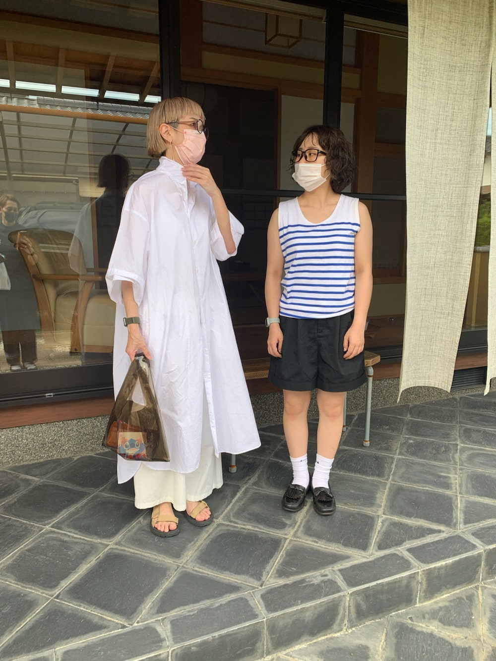 「カジュアル、大人カジュアル、休日スタイル、親子コーデ、ホワイトコーデ」｜「niko and...のマーセビッグシャツワンピース（シャツワンピース、ホワイト系）」を使った、mizu&sonさん（レディース・162cm）の秋コーディネートの1枚目の写真