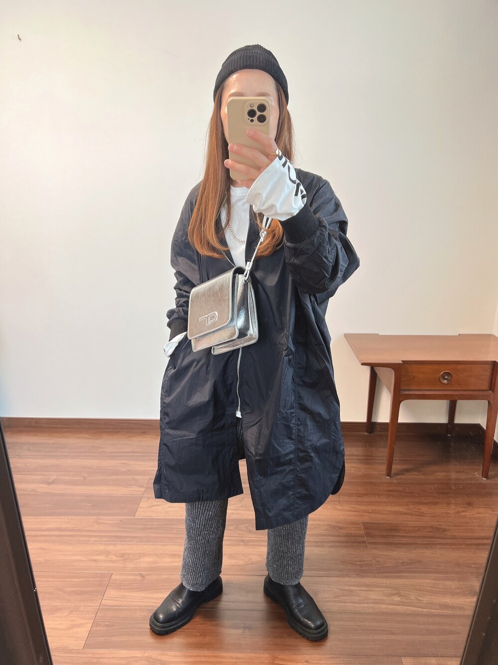 ブラック系のMA-1、ホワイト系のTシャツ/カットソー、グレー系のその他パンツを着用したレディースの春コーディネートの1枚目の写真