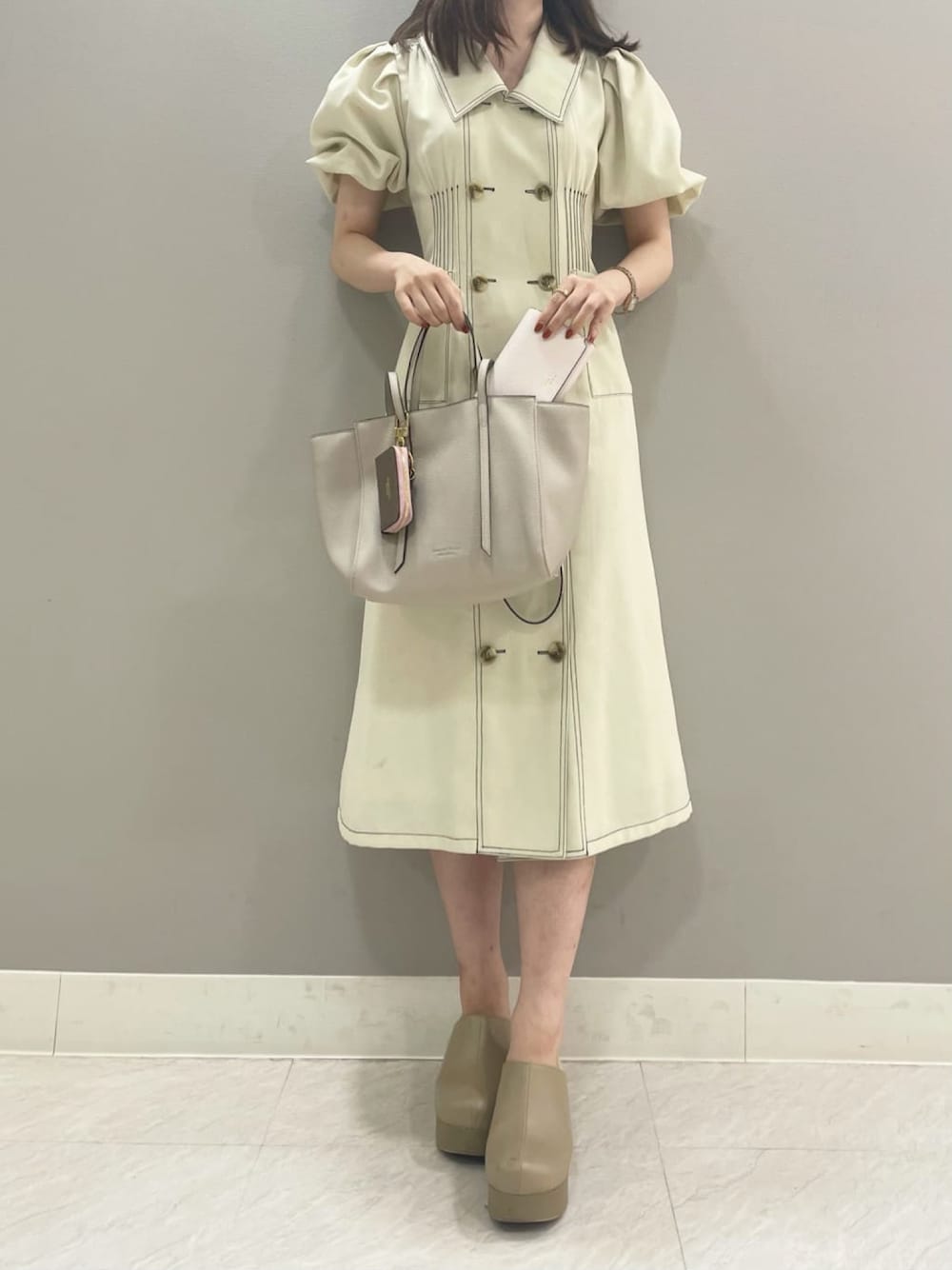 「大人カジュアル、お洒落さんとつながりたい、初秋コーデ、ootd、秋コーデ、ホワイト、ホワイトコーデ、ミニ財布、折り財布、財布」｜「Samantha Thavasa Petit Choiceのインザイドバイカラーラウンドジップキーケース（キーケース/キーアクセサリー、ブラウン系）」を使った、SamanthaThavasaPetitChoiceShopStaffさん（レディース）の夏コーディネートの1枚目の写真