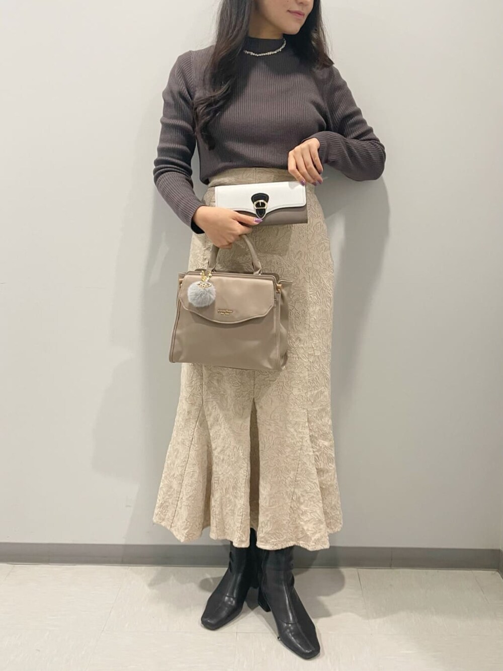 「シンプル、ベージュ、冬コーデ、休日コーデ、あったかコーデ、カジュアルコーデ、ブラウンコーデ、淡色女子」｜「Samantha Thavasa Petit Choiceのナイロンショルダーバッグ（ハンドバッグ、ベージュ系）」を使った、SamanthaThavasaPetitChoiceShopStaffさん（レディース）の冬コーディネートの1枚目の写真
