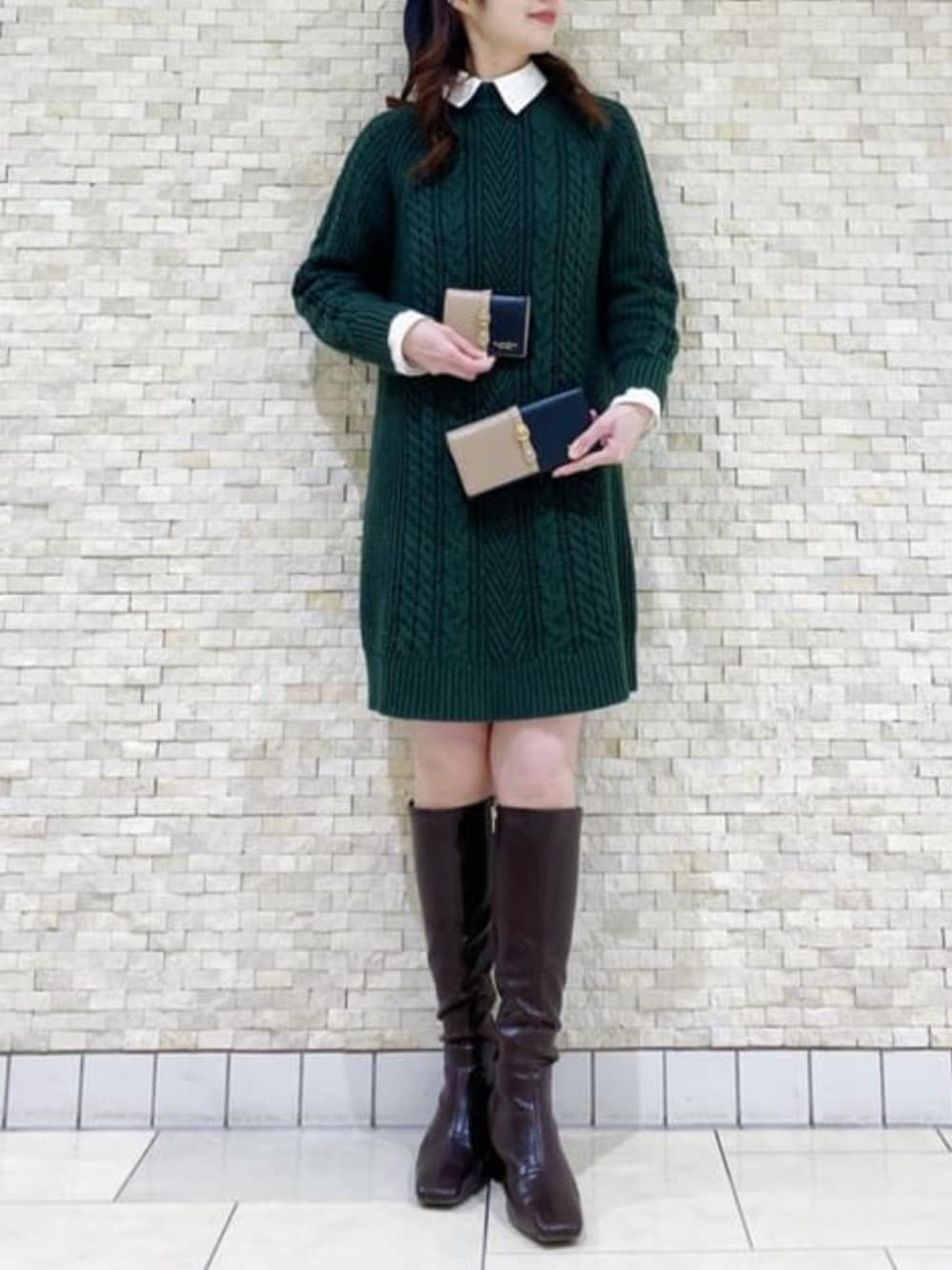 ブラック系の財布、ブラック系の財布を着用したレディースの冬コーディネートの1枚目の写真