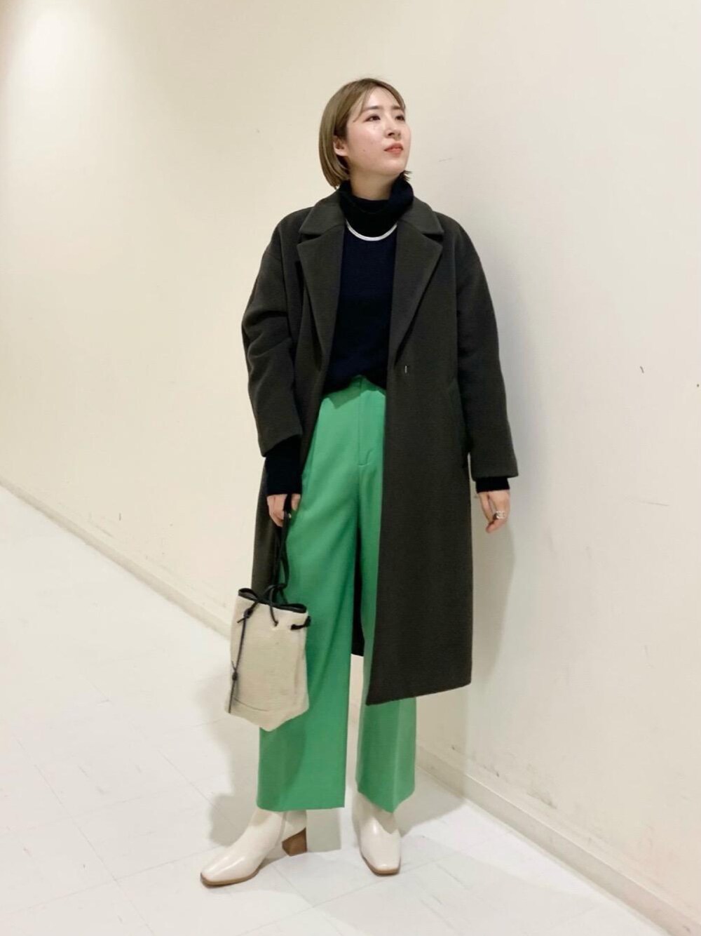 「タートルネック、チェスターコート、オーバーサイズ、オーバーサイズコート、ゆるニット、グリーン、カラーパンツ、ショートブーツ、ホワイトブーツ、ボア」｜「green label relaxingの＜Oggi×green label relaxing＞[7days]スクエア ショートブーツ(5.5cmヒール) -撥水-（ブーツ、ホワイト系）」を使った、tobiyama_mさん（レディース・167cm）の秋コーディネートの1枚目の写真