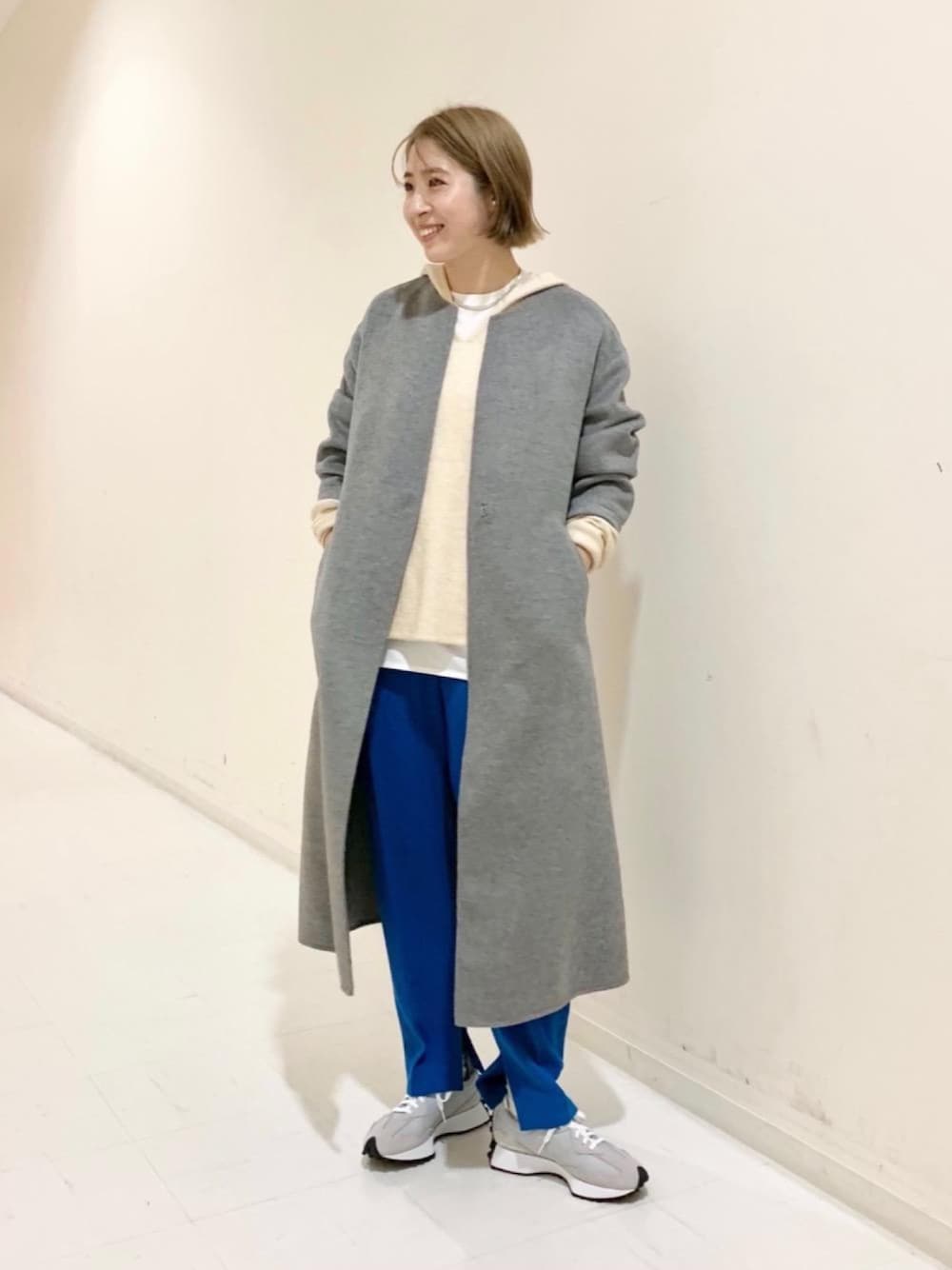 「スニーカー、カラーパンツ、ロングコート、レイヤードスタイル、スポーツミックス、ブルーコーデ、グレーコーデ、グレー、ニットパーカー、白Tシャツ」｜「NEW BALANCEの<New Balance (ニューバランス)>MS327 SLD スニーカー（スニーカー、グレー系）」を使った、tobiyama_mさん（レディース・167cm）の秋コーディネートの1枚目の写真