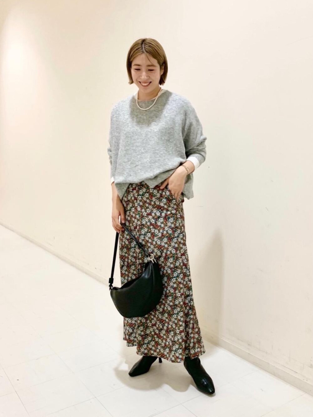 「だから秋服が好き、花柄スカート、グレーニット、ゆるニット、マキシスカート、マーメイドスカート、ショートブーツ、ロングスカート、レイヤードスタイル、パールアクセ」｜「green label relaxingのSC バロックガラス フェイクパール ストーン ネックレス（ネックレス、ホワイト系）」を使った、tobiyama_mさん（レディース・167cm）の秋コーディネートの1枚目の写真