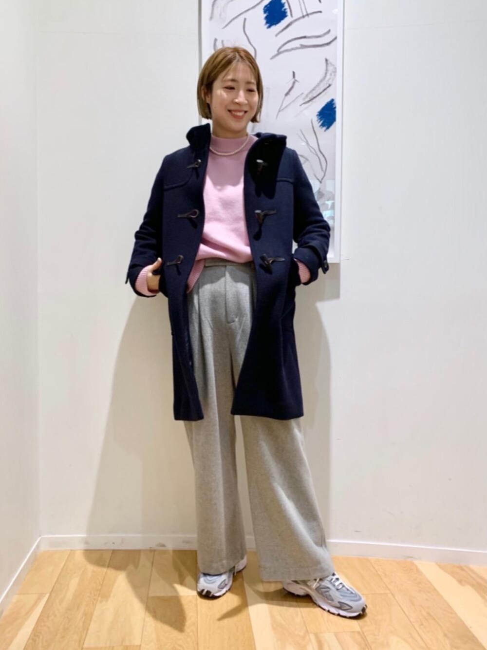 「ダッフルコート、ピンクニット、ピンクコーデ、ゆるニット、グレー、グレーコーデ、ワイドパンツ、スニーカー、スニーカーコーデ」｜「green label relaxingのSC バロックガラス フェイクパール ストーン ネックレス（ネックレス、ホワイト系）」を使った、tobiyama_mさん（レディース・167cm）の冬コーディネートの1枚目の写真