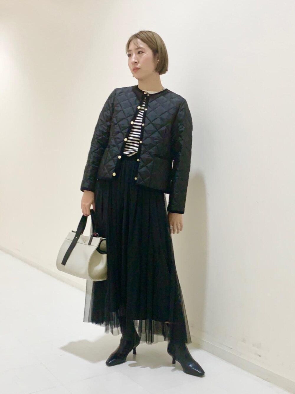 「キルティング、キルティングジャケット、キルティングコート、ショートコート、Traditional Weatherwear、ボーダー、ショートブーツ、モノトーン、ブーツ、モノトーンコーデ」｜「Traditional Weatherwearの[ 別注 トラディショナル ウェザーウェア ] SC Traditional Weatherwear × GLR ARKLEY QUILT ショート コート（ダウンジャケット/コート、ブラック系）」を使った、tobiyama_mさん（レディース・167cm）の秋コーディネートの1枚目の写真