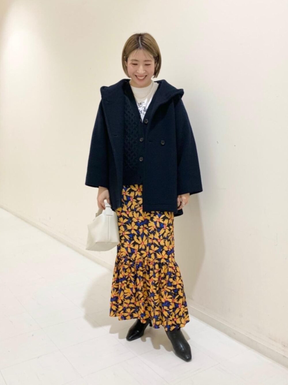 「カーディガン、ニットカーディガン、花柄スカート、フードコート、ショートコート、ロゴT、ショートブーツ、ロングスカート、ミニバッグ、マーメイドスカート」｜「green label relaxingのSC バロックガラス フェイクパール ストーン ネックレス（ネックレス、ホワイト系）」を使った、tobiyama_mさん（レディース・167cm）の秋コーディネートの1枚目の写真