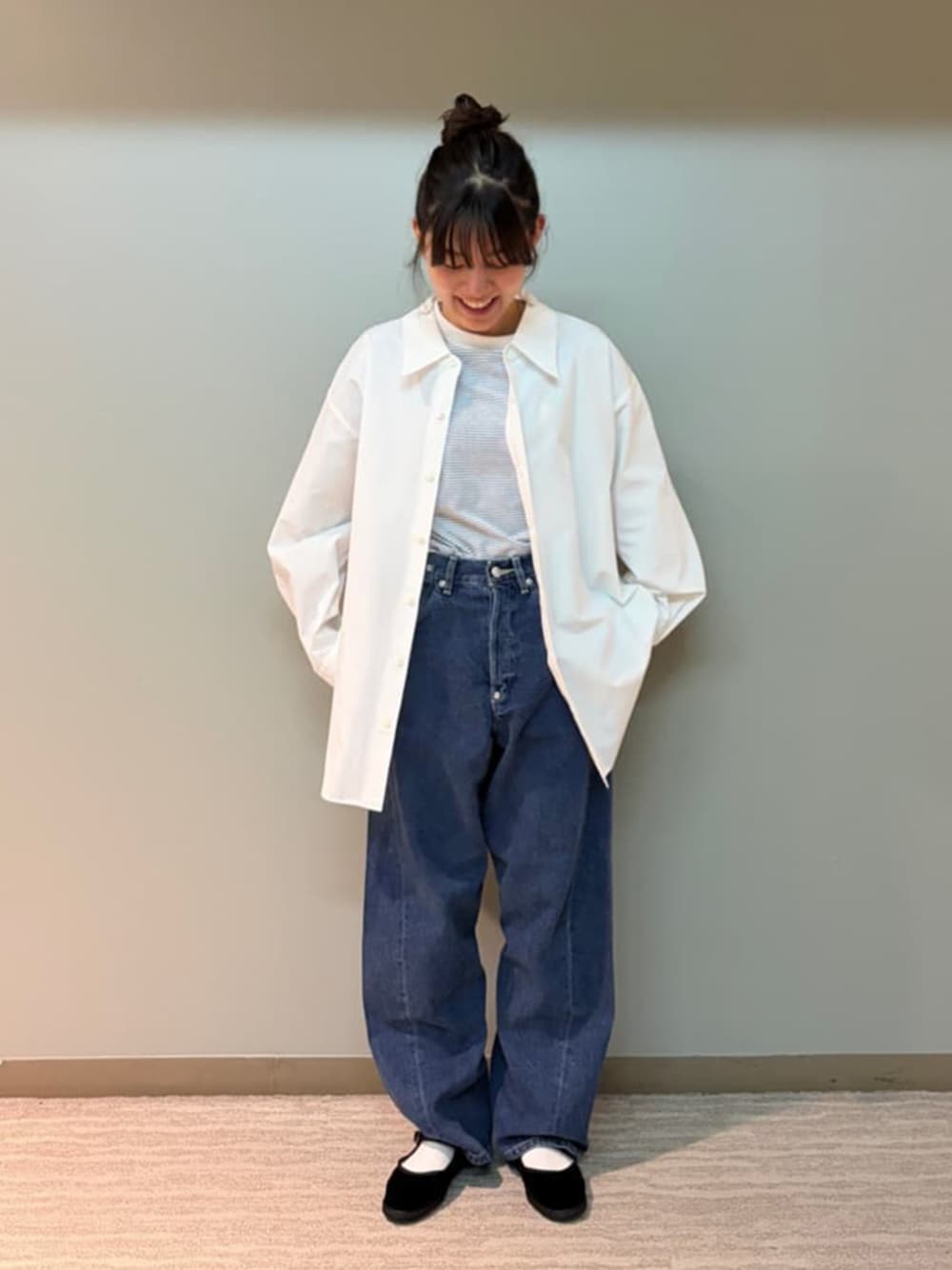 ブラック系のその他シューズ、ホワイト系のTシャツ/カットソーを着用したレディースの春コーディネートの1枚目の写真