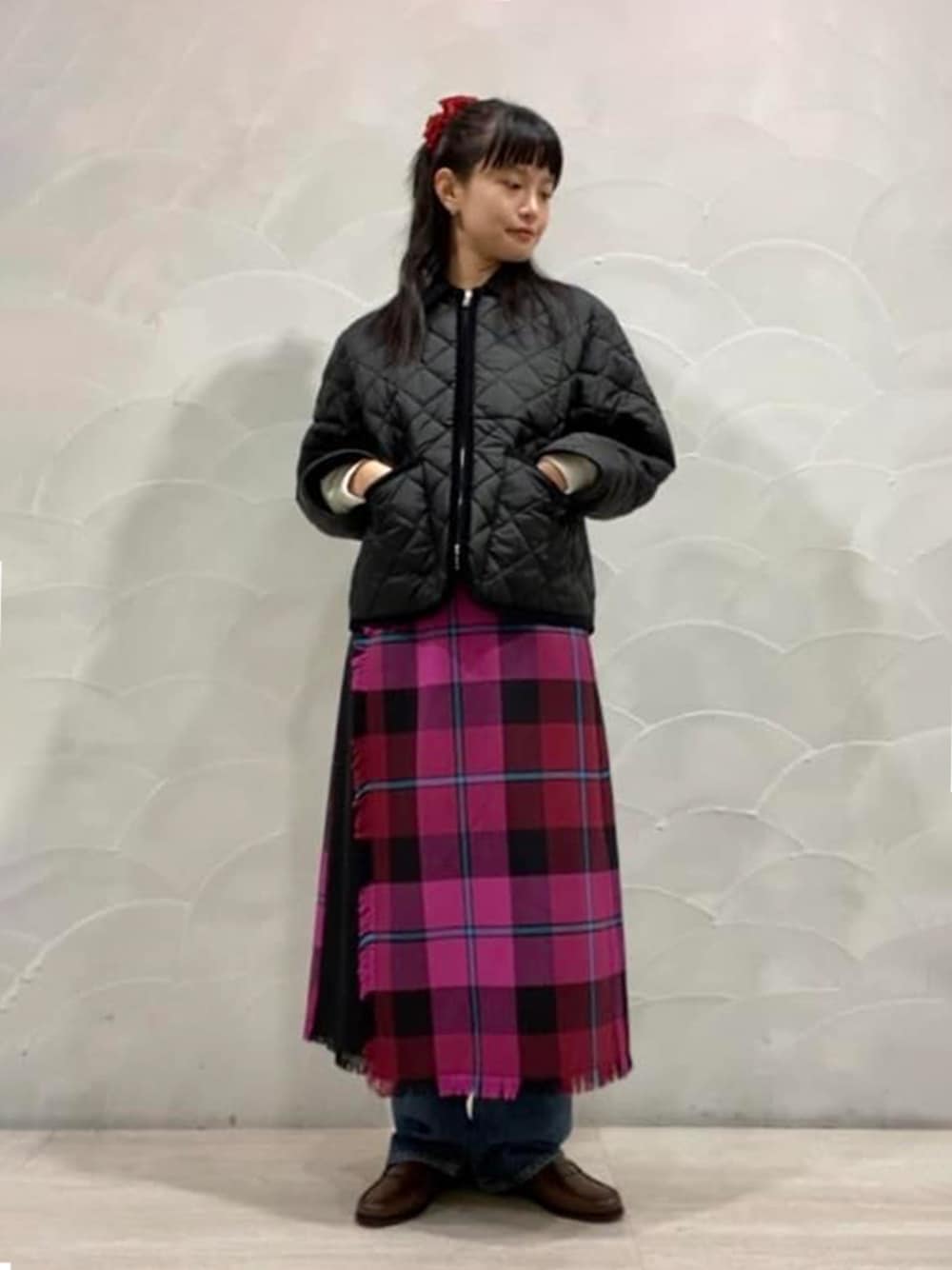 ブラック系のその他アウター、ブルー系のデニムパンツ、パープル系のスカートを着用したレディースの秋コーディネートの1枚目の写真