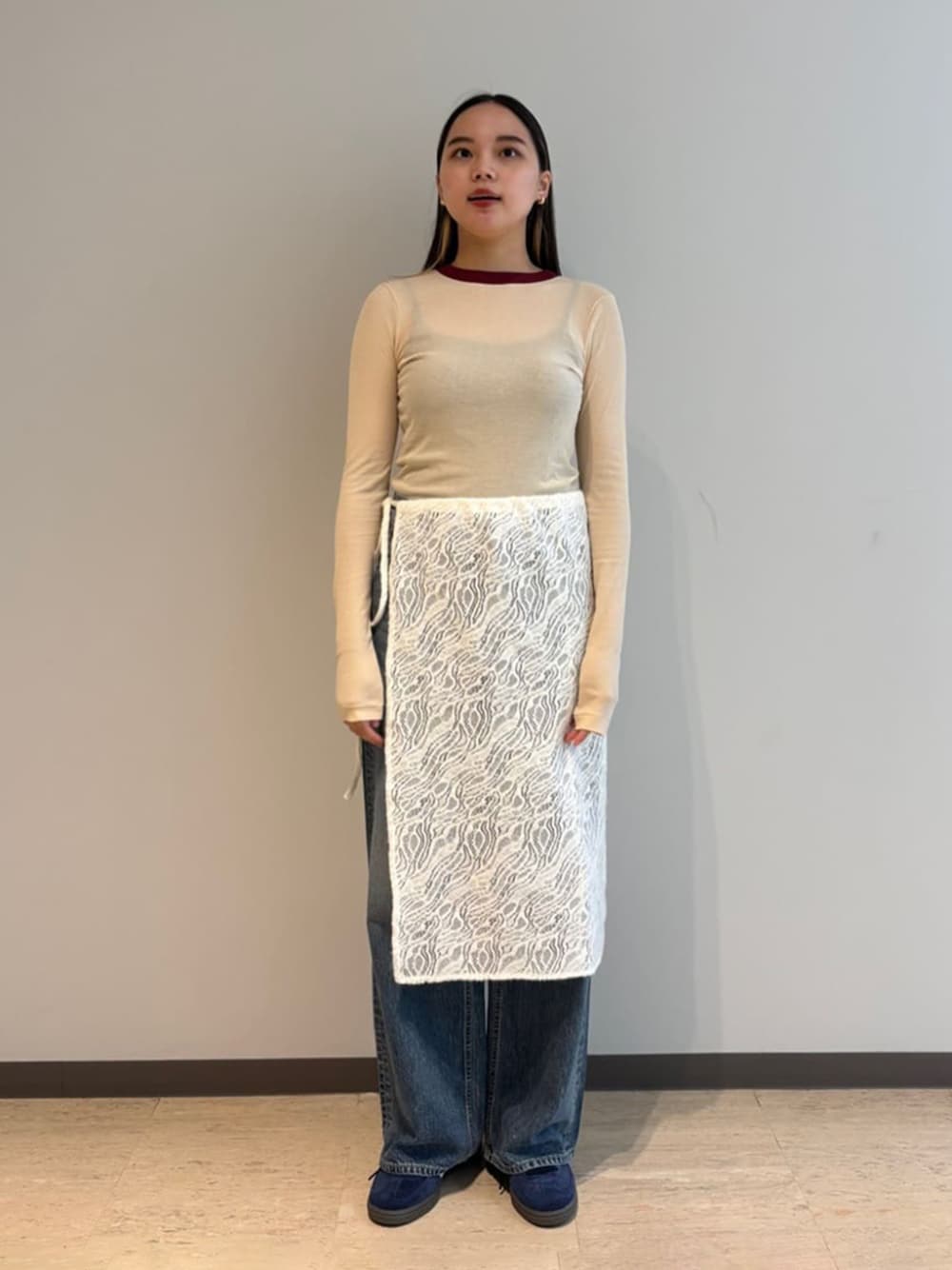 ベージュ系のTシャツ/カットソー、ブルー系のスニーカー、ホワイト系のスカートを着用したレディースの秋コーディネートの1枚目の写真