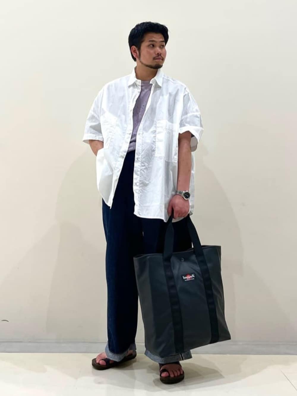 「デニム、デニムパンツ、デニムコーデ、夏コーデ、夏、トートバッグ、トート、別注、別注アイテム、bagjack」｜「BAGJACKのbagjack |〈別注〉レザートートバッグ（トートバッグ、ブラック系）」を使った、Bshopスタッフさん（メンズ・168cm）の夏コーディネートの1枚目の写真