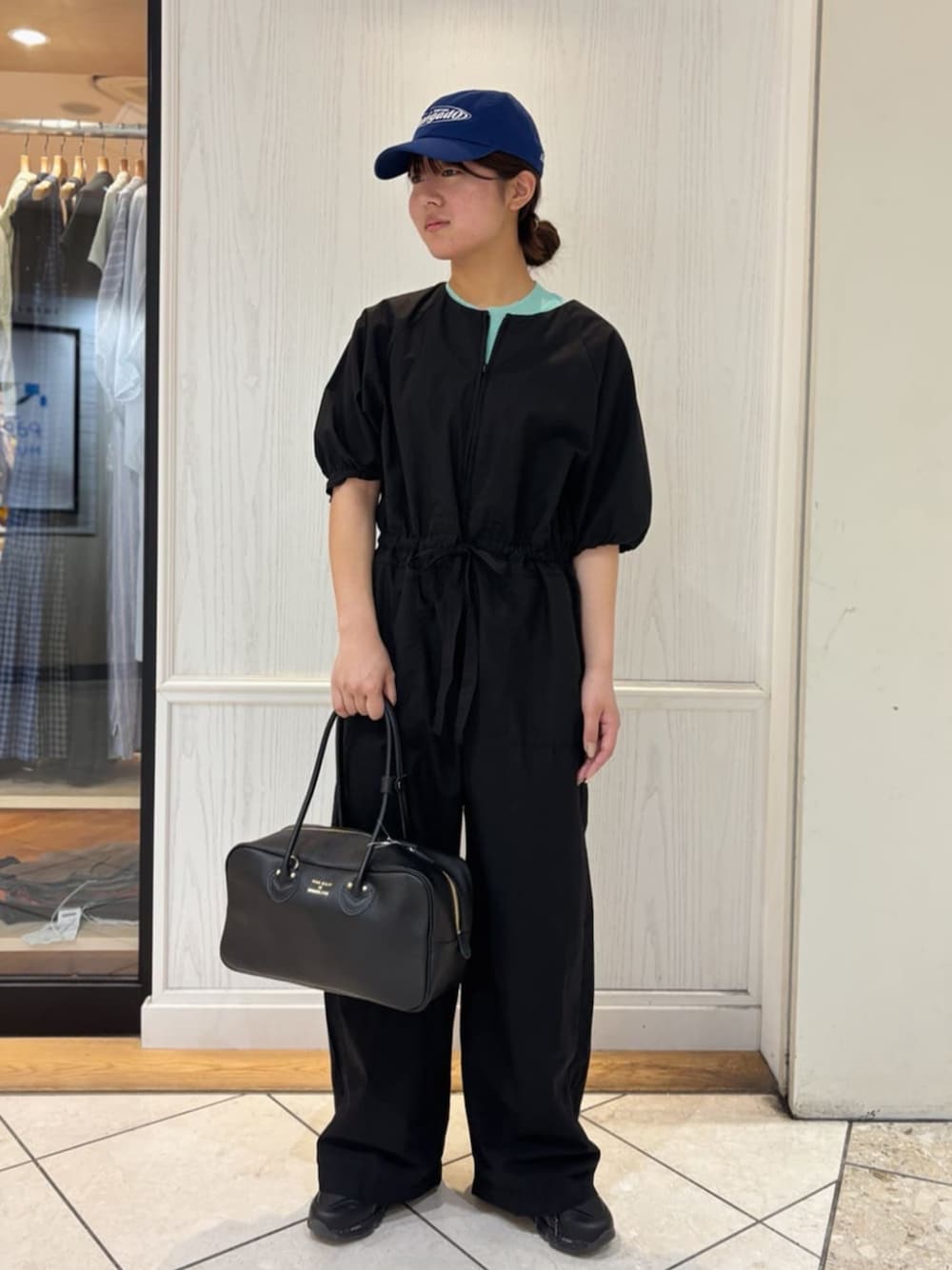 「オールインワン、オールインワンコーデ、meyame、ボストンバッグ、asics、スニーカー、スニーカーコーデ、キャップ、the shinzone、夏コーデ、夏」｜「YOUNG&OLSEN The DRYGOODS STOREのYOUNG & OLSEN The DRYGOODS STORE | エンボスレザー ワイドボストンバッグ M（ボストンバッグ、ブラック系）」を使った、Bshopスタッフさん（レディース・164cm）の夏コーディネートの1枚目の写真