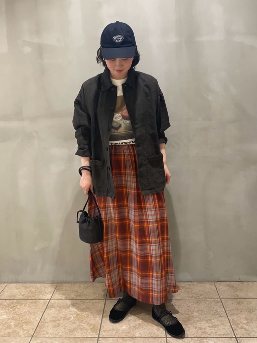 「チェック、大人カジュアル、スカート、スカートスタイル、キャップ、キャップ女子、プリントT、プリントTシャツ」｜「drogheria Crivelliniのdrogheria Crivellini | ベルベット ストラップシューズ WOMEN（その他シューズ、ブラック系）」を使った、Bshopスタッフさん（レディース・160cm）の春コーディネートの1枚目の写真