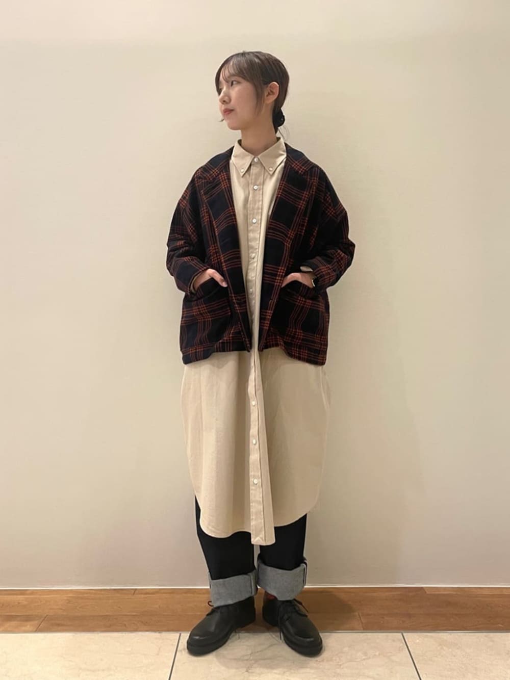 ブルー系のデニムパンツ、その他のその他アウター、ブラック系のドレスシューズを着用したレディースの冬コーディネートの1枚目の写真