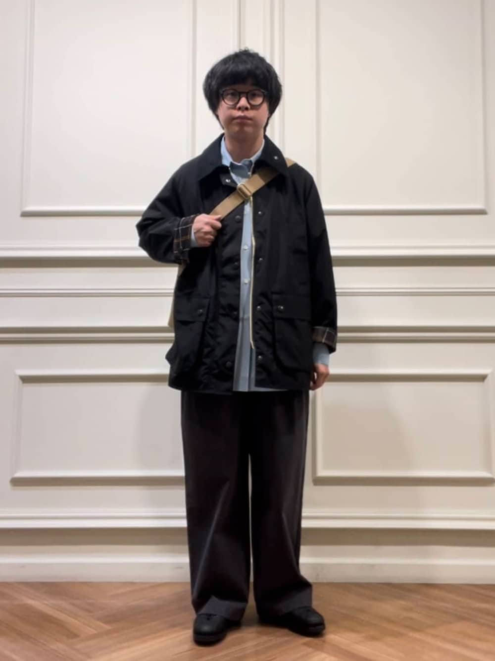 グレー系のその他パンツ、グリーン系のショルダーバッグ、ブラック系のカバーオールを着用したメンズの春コーディネートの1枚目の写真