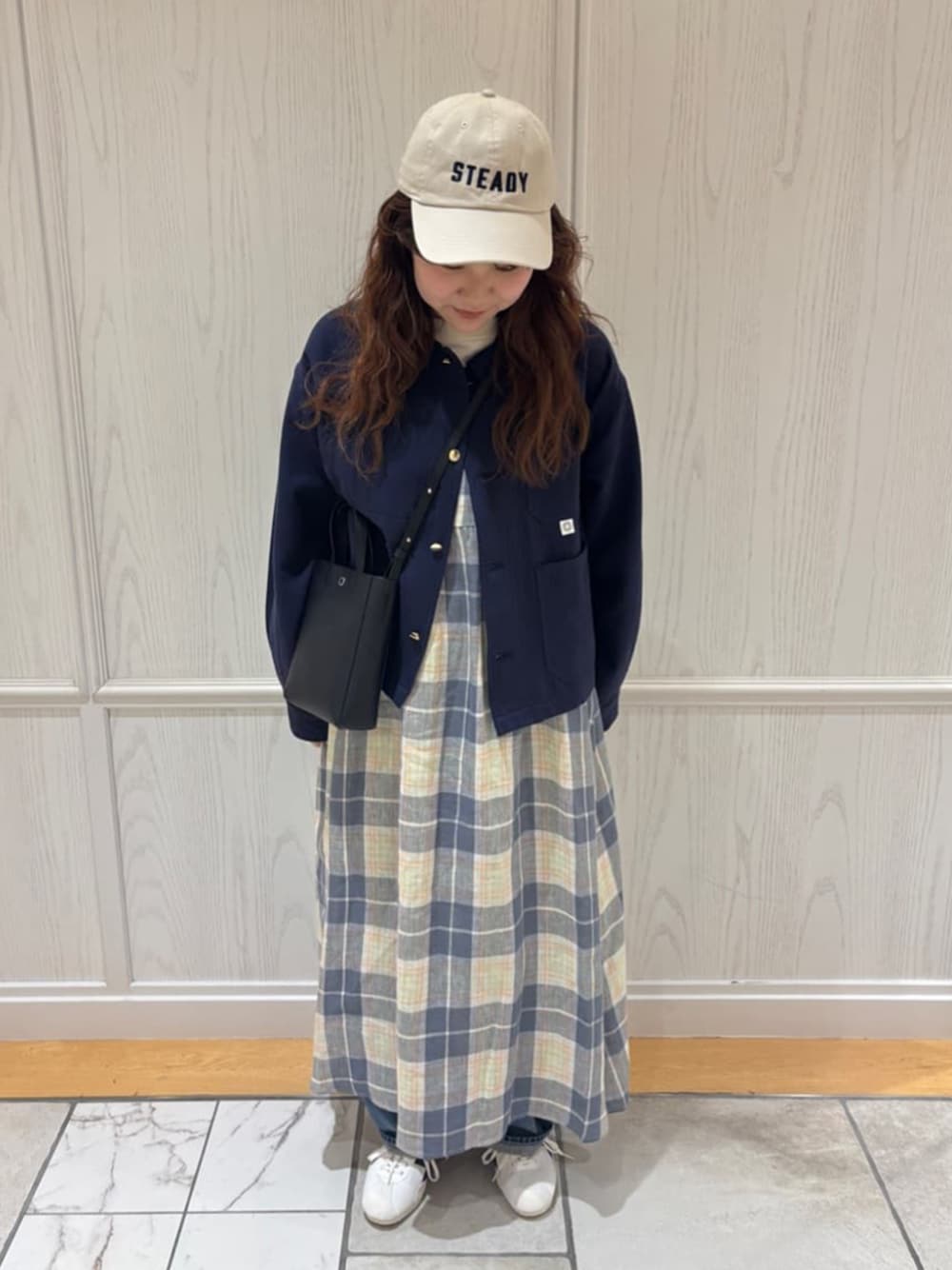 ブルー系のデニムパンツ、ブルー系のカバーオール、グレー系のワンピースを着用したレディースの春コーディネートの1枚目の写真