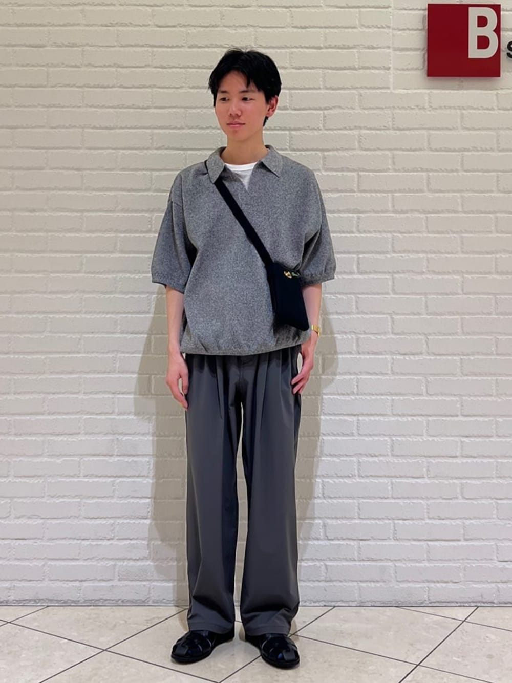 「グレー、グレーコーデ、ワントーン、ワントーンコーデ、きれいめカジュアル、サンダル、Paraboot、GRAMICCI、ワイドパンツ、夏コーデ、夏」｜「ParabootのParaboot | PACIFIC NOIR MEN（サンダル、ブラック系）」を使った、Bshopスタッフさん（メンズ・175cm）の春コーディネートの1枚目の写真