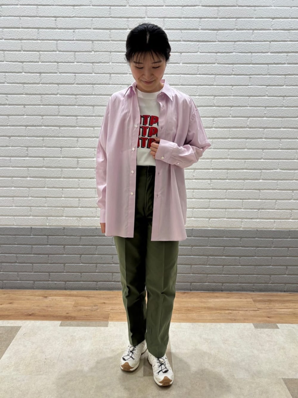 グリーン系のその他パンツ、ホワイト系のスニーカーを着用したレディースの秋コーディネートの1枚目の写真