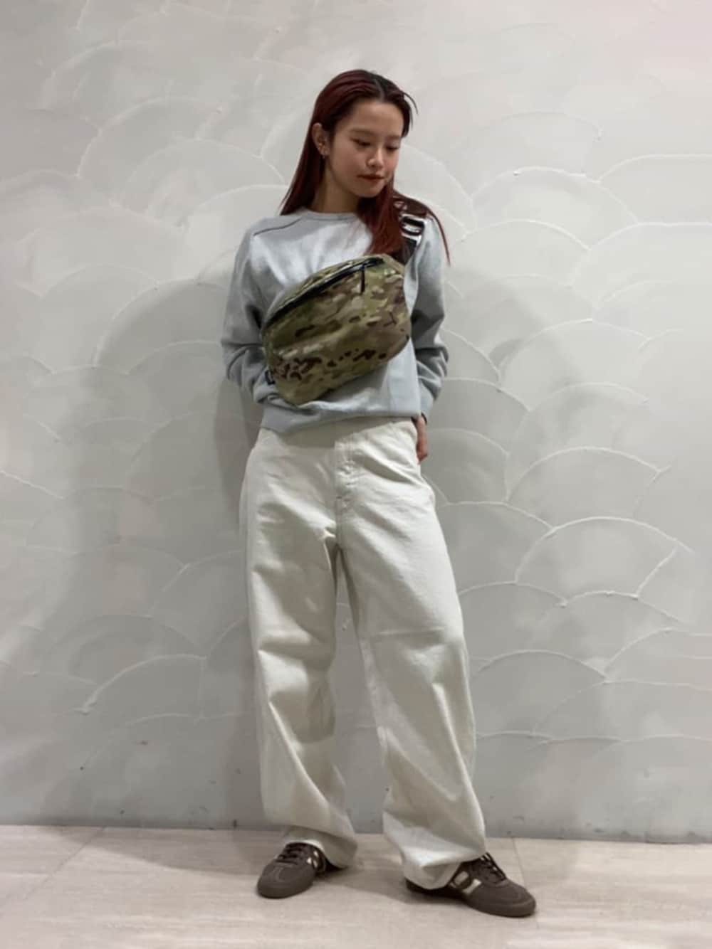 ホワイト系のデニムパンツ、その他のボディバッグ/ウエストポーチ、グレー系のニット/セーターを着用したレディースの春コーディネートの1枚目の写真